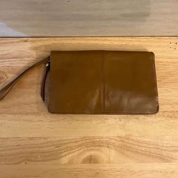 HOBO Evolve Wristlet in leather. - Picture 2 of 12